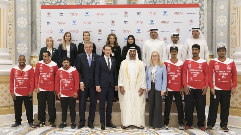"محمد بن زايد وكورتز يتوسطان وفد اللجنة العليا للأولمبياد الخاص الشتوي بالنمسا وأعضاء لجنة «عالمية أولمبياد أبوظبي » ومنتخب الأولمبياد الخاص الإماراتي لكرة القدم | وام"