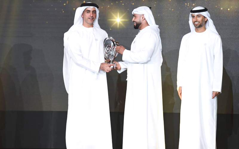 "سيف بن زايد خلال تتويج أحد الفائزين بحضور سهيل المزروعي | تصوير سيف الكعبي"