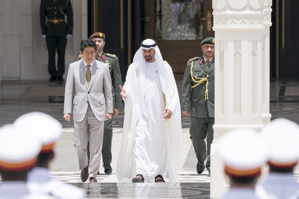 محمد بن زايد يستقبل رئيس وزراء اليابان