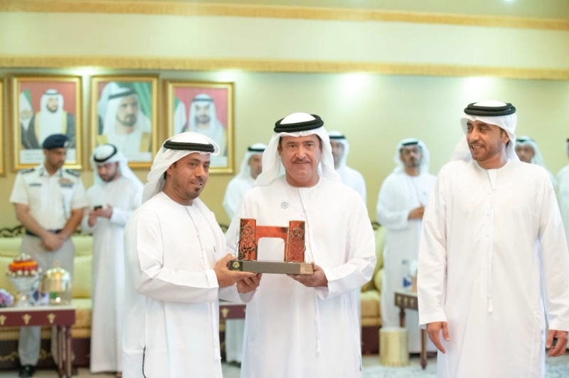 "سلطان بن حمدان يسلم العامري تكريم مهرجان منصور بن زايد"