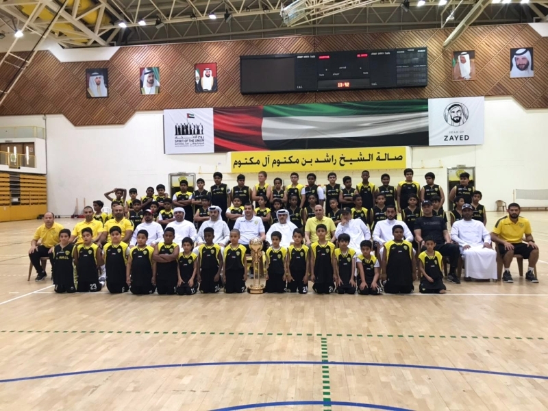"المسئولون مع أولياء الأمور والمشاركين في المهرجان - البيان"