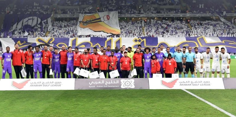 "أبطال الأولمبياد مع لاعبي العين والظفرة بعد التكريم | البيان"