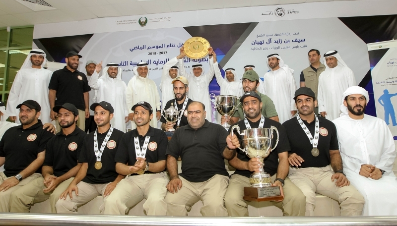 "كبار الحضور يشاركون الفريق الفرحة بالدرع العام من المصدر"