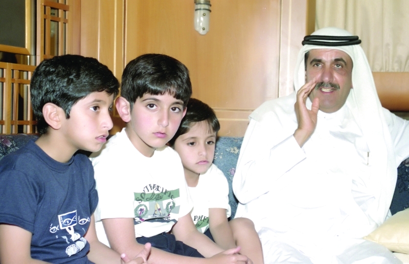 "حمدان بن راشد وأنجاله راشد وسعيد ومكتوم أثناء استقبال سموه النواخذة والإعلاميين خلال سباق دبي المفتوح للسفن الشراعية السادس"