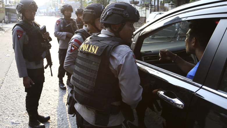 انتحاريون يهاجمون 3 كنائس في إندونيسيا ومقتل 6 أشخاص على الأقل