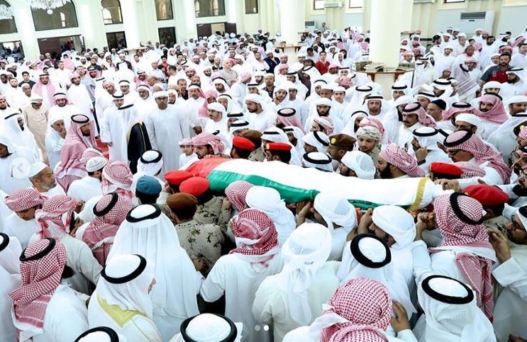 جموع المصلين يؤدون صلاة الجنازة على جثمان الشهيد سعيد الهاجري