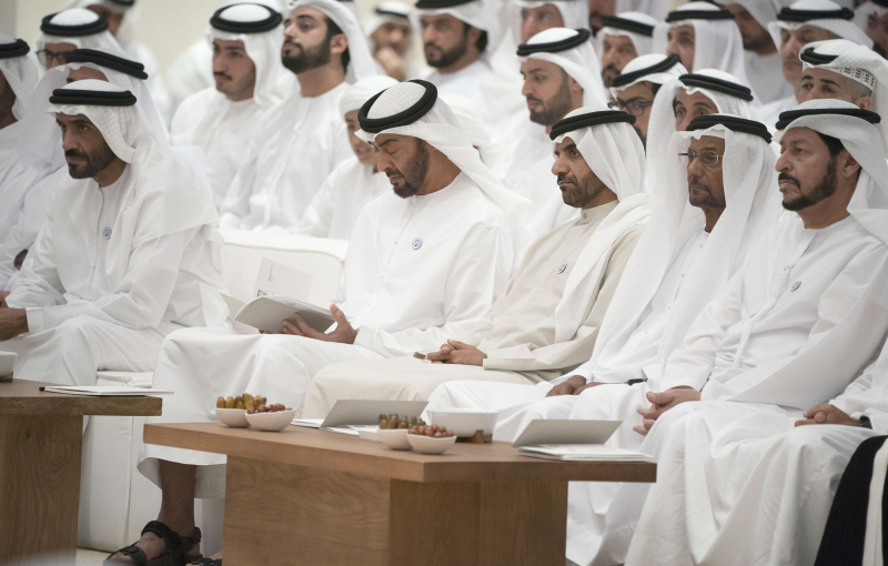 محمد بن زايد يشهد محاضرة «اختطاف الدين واستراتيجية استعادته» في مجلس البطين