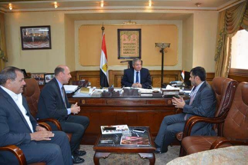 "خالد عبد العزيز خلال استقباله شريف العريان - البيان"