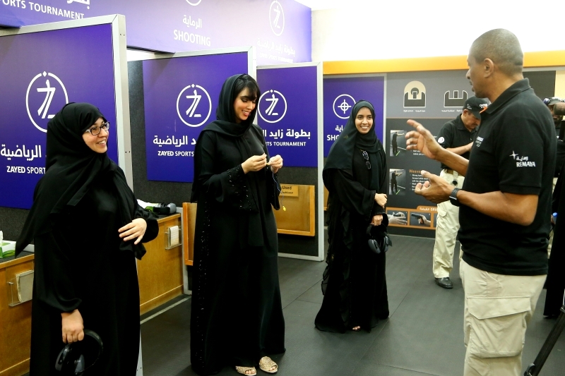 "عبيد المزروعي وآخر تعليمات المشاركة في رماية السيدات - البيان"