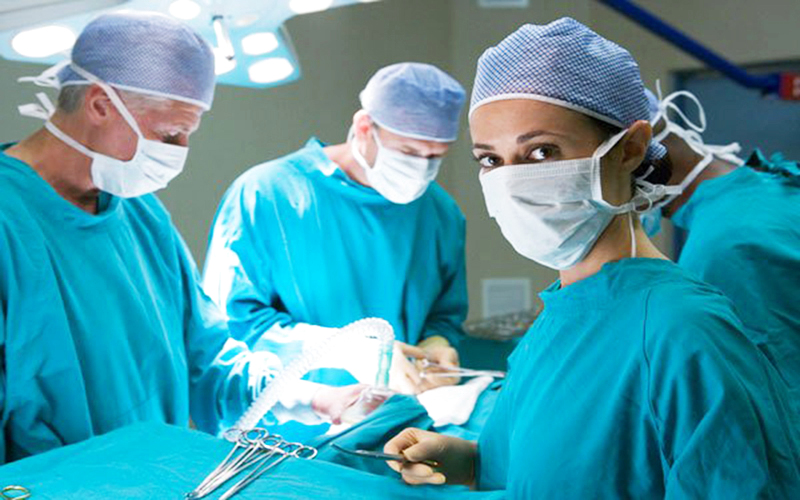 مهارات الجراحة تتحسّن مع تقدم الأطباء في العمر