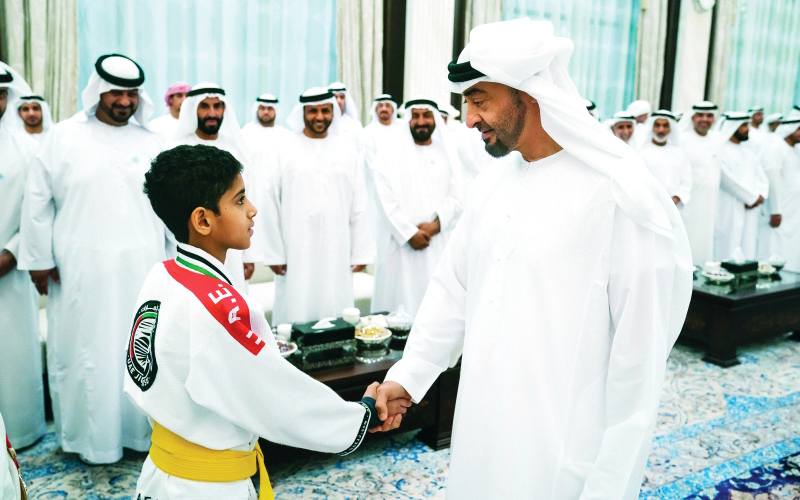 "محمد بن زايد خلال استقبال أبطال «عالمية أبوظبي للجوجيتسو» | تصوير: حمد الكعبي ومحمد الحمادي"