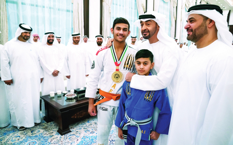"محمد بن زايد يتوسط أبطال بطولة أبوظبي العالمية للجوجيتسو | تصوير: حمد الكعبي ومحمد الحمادي"