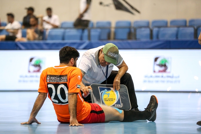 "لاعب يتلقى العلاج"