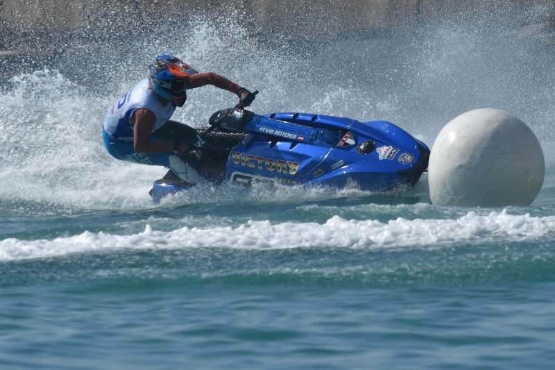 "كيفين رايتيرر يقود دراجة فيكتوري تيم الجديدة | البيان"