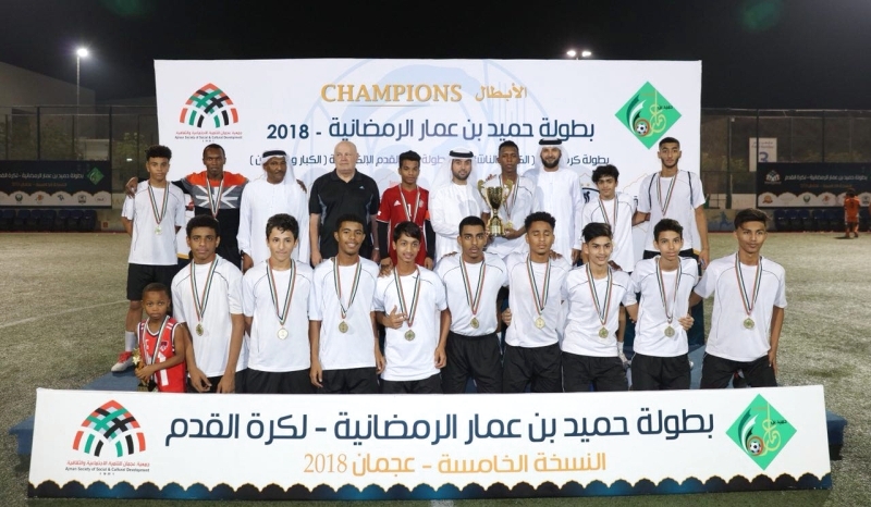 "الفورة ويحيى خلف يتوسطان الفريق البطل على منصة التتويج | البيان"
