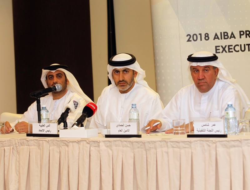 "أنس العتيبة يتوسط محمد بو خاطر وحسن الحمادي خلال أحد الاجتماعات | البيان"