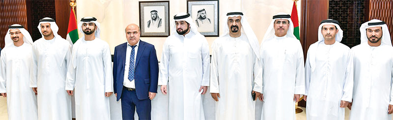 "أحمد بن محمد ومنصور بن محمد يتوسطان ممثلي الشركات الراعية لشباب الأهلي- دبي | تصوير: محمد هشام"
