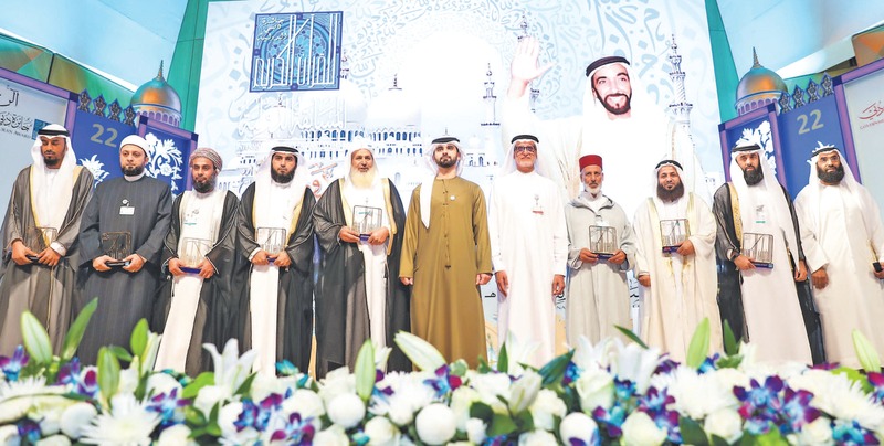 منصور بن محمد يكرّم رعاة ولجان تحكيم «دبي للقرآن»