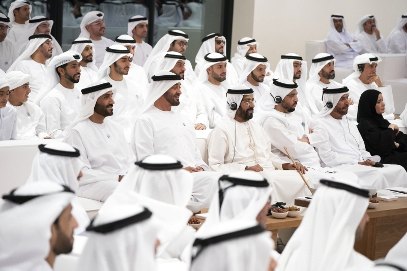 محمد بن زايد يشهد محاضرة «لا حدود للفضاء»