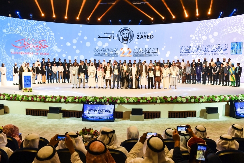 أحمد بن محمد يُكرّم الفائزين في «دبي للقرآن»