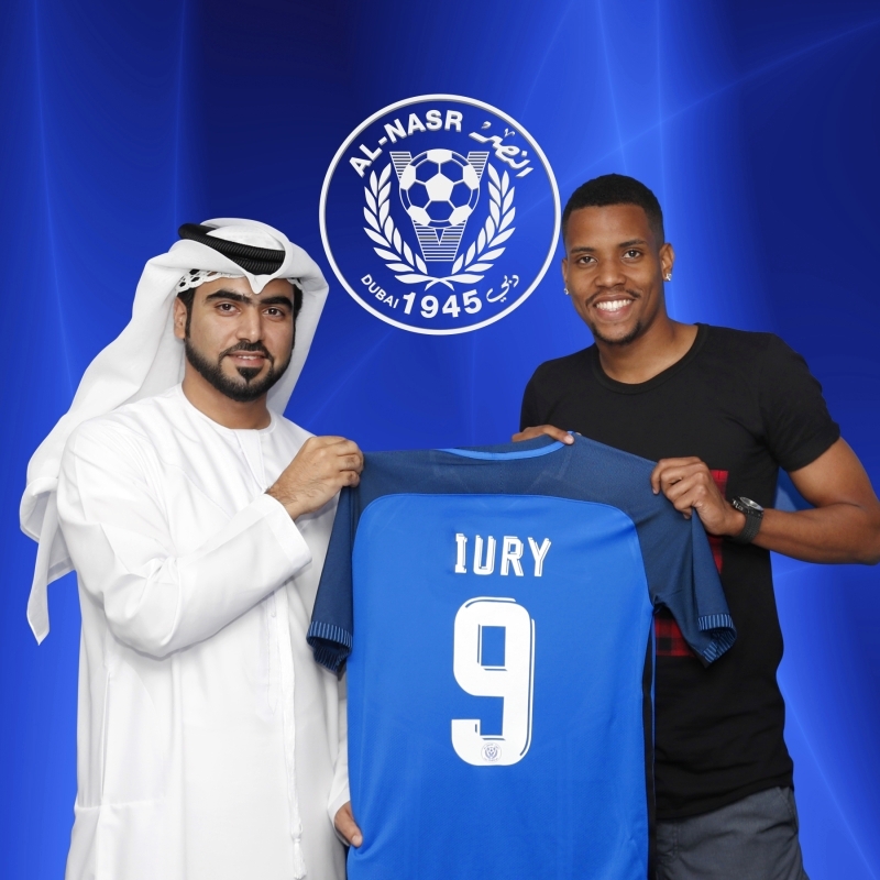 "حمد الفلاسي وليريو أثناء توقيع العقد"