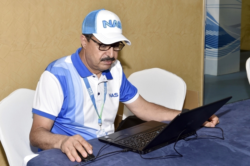 "جمال السويسي أثناء استخدام النظام الذكي ــ البيان"