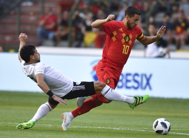 "المصري طارق أحمد يحاول ايقاف نجم المنتخب البلجيكي هازارد ـــ أف ب"