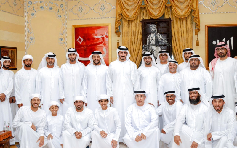 "محمد بن سلطان يتوسط فريق أبوظبي ــ البيان"