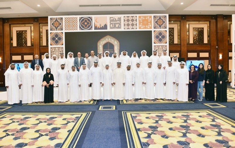 "سعيد حارب وعارف العواني وعيسى الحزامي يتوسطون منتسبي المجالس الرياضية ـــ البيان"