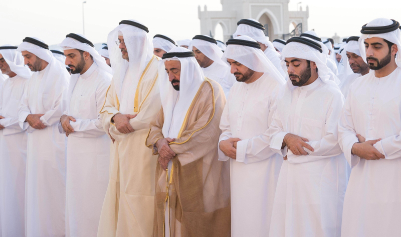 الحكام وأولياء العهود يؤدّون صــــلاة العيد ويســتقبلون المهـنئين