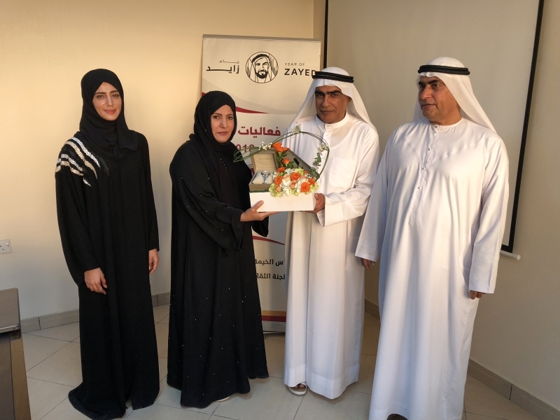 "الشاهين وبعض عضوات اللجنة الثقافية خال تكريم المطوع | البيان"