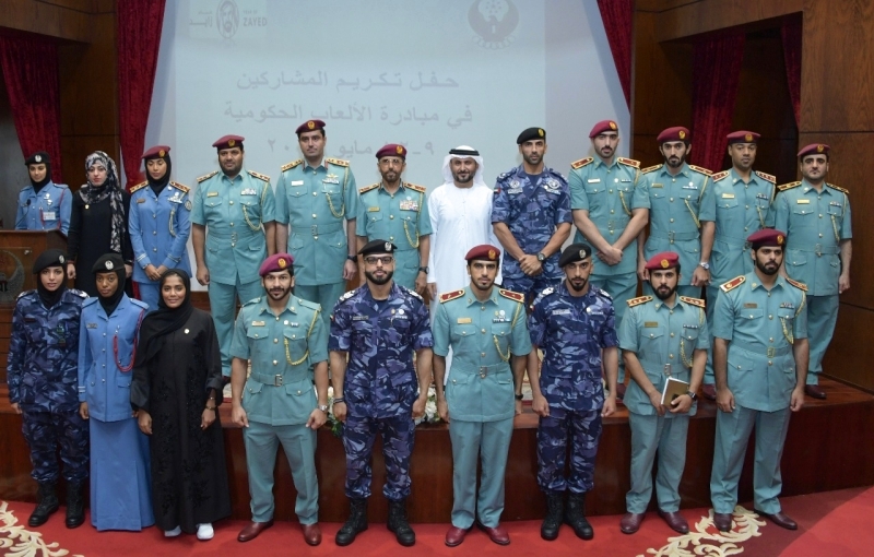 "لقطة جماعية للمكرمين ـــ البيان"