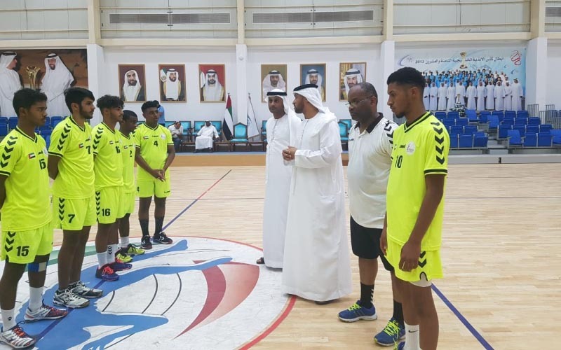 "عبد الله الكعبي متحدثاً مع اللاعبين أثناء التدريبات | البيان"
