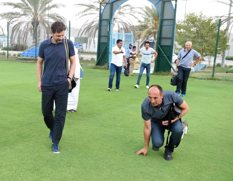 "مدرب بني ياس يتفقد أرضية الملعب الفرعي | البيان"