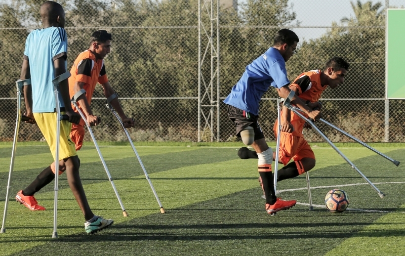 "فريق الأطراف المبتورة يلعب كرة القدم ـــ أ.ف.ب"