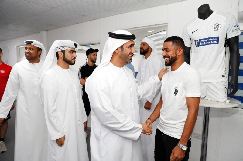 "الطاير خلال لقائه االلاعبين | البيان"