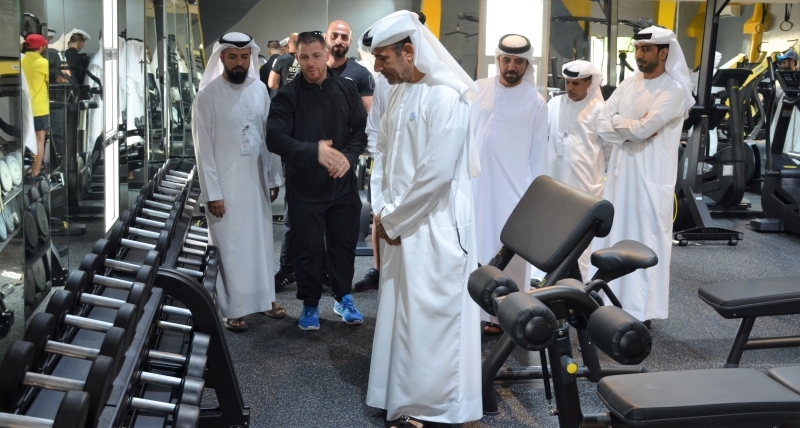 "صالح بن جذلان خلال جولة في الصالة الرياضية ـــ البيان"