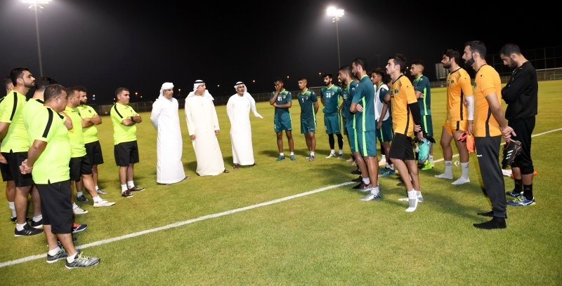 "الشمسي والعوضي والشامسي خلال تدريبات الصقور ـــ تصوير: إبراهيم صادق"