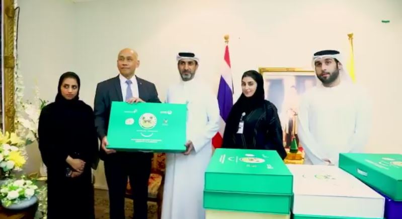 شرطة دبي تكرّم فتيان الكهف ومدربهم