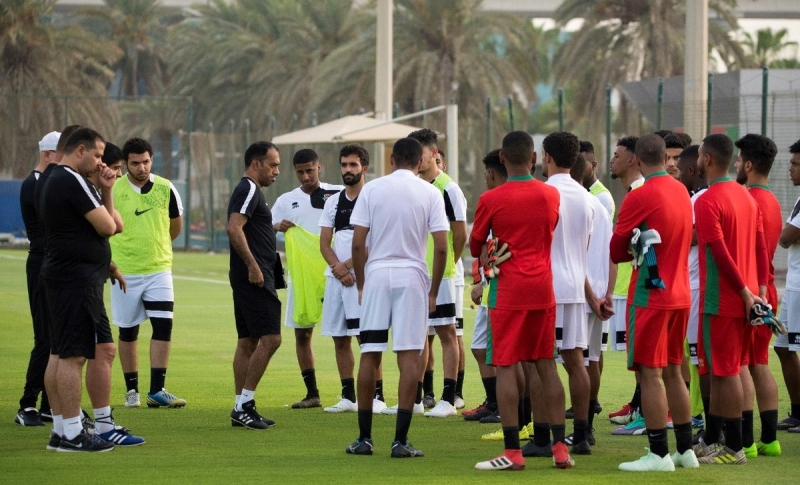 "جالبوت يتحدث مع لاعبي فريق شباب الأهلي دبي الرديف | من المصدر"