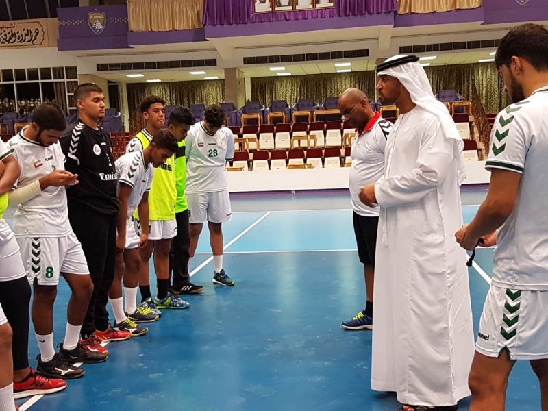"الكعبي خلال حديثة مع اللاعبين ـــ البيان"