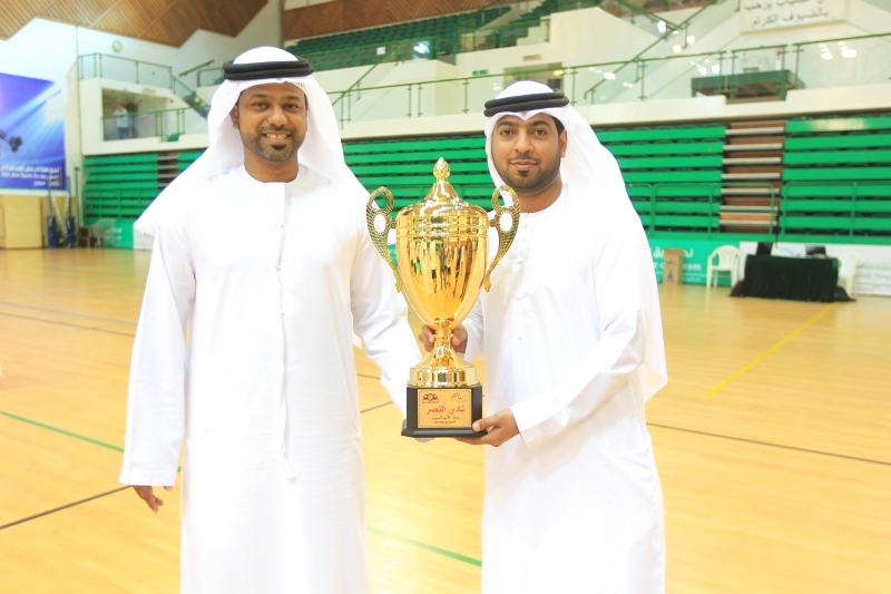 "منصور بوسمرة ووليد عبد الرحمن يحملان كأس رئيس الدولة ـــ البيان"