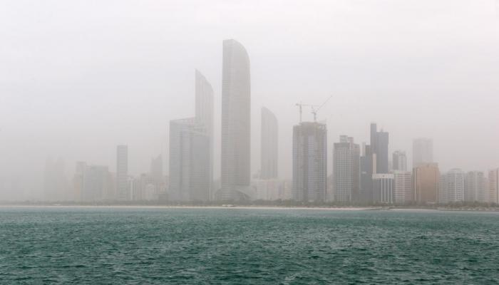 مركز الأرصاد يحذر من تدني الرؤية وارتفاع الموج