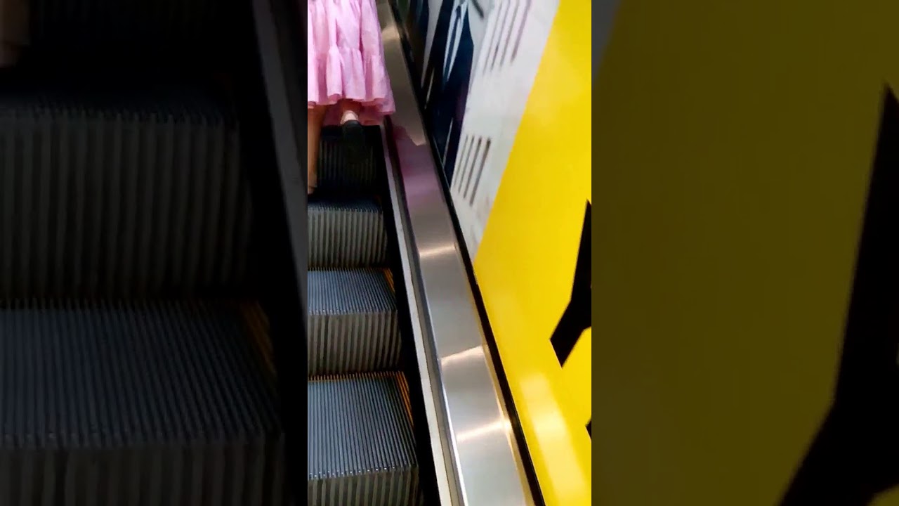 فيديو..  سلم متحرك يلتهم طفلة صغيرة