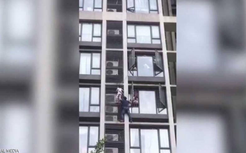 فيديو..يتسلق 7 طوابق لينقذ ابنه
