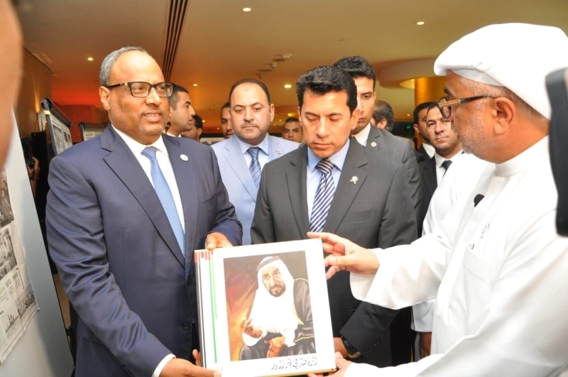 "جمعة الجنيبي يتسلم كتاب «الرياضة في فكر زايد» من الزميل محمد الجوكر | من المصدر"