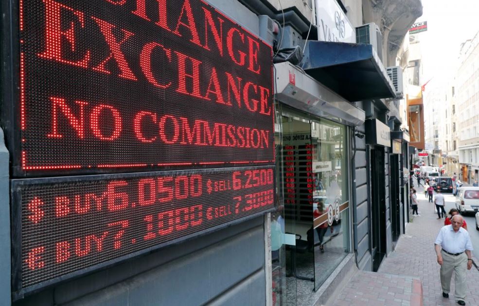 الليرة التركية تواصل الهبوط بفعل الضبابية بشأن الخلاف مع واشنطن