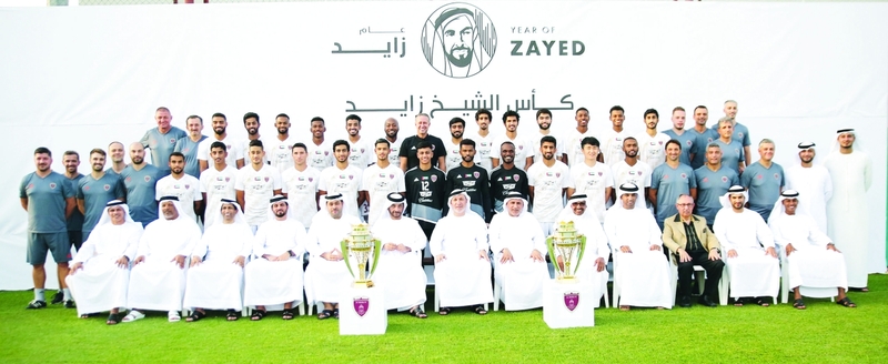 "المزروعي والدرمكي والرميثي وأعضاء مجلس الإدارة مع اللاعبين | البيان"