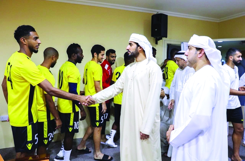 "راشد بن حميد يصافح اللاعب محمد شاكر بحضور الجرمن وعبد الله الظاهري"