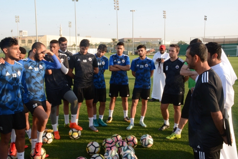 "النمر يتحدث للاعبي الشارقة قبل انطلاق دوري الرديف | البيان"